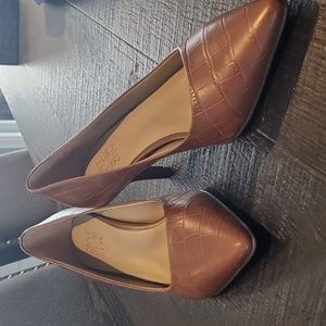 Ladies Naturalizers brown high heels.  Excellent condition, never worn